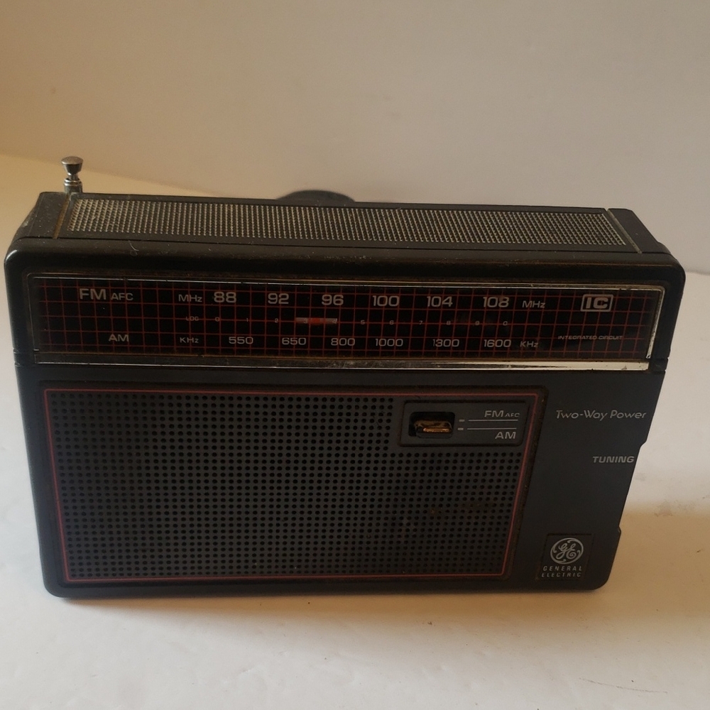 General Electric AM/FM Radio Vintage Model #7-26600